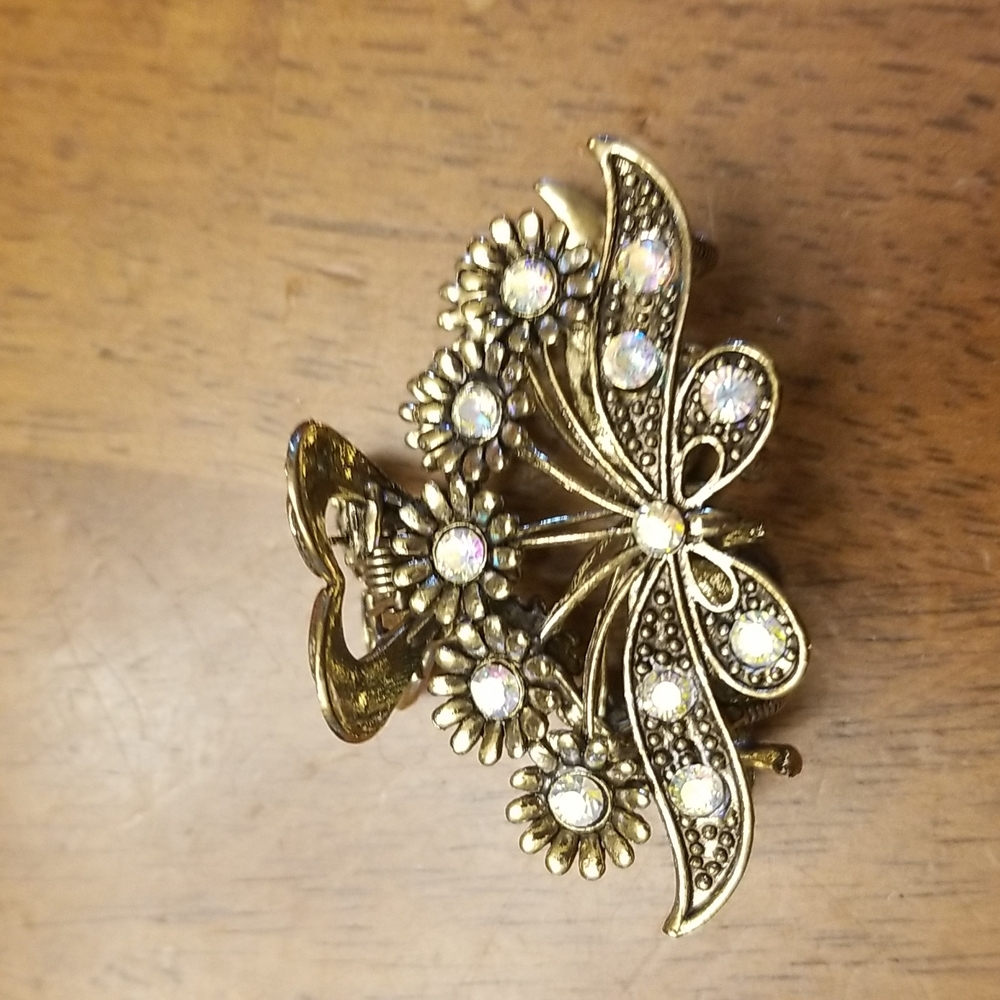 Pretty small metal hair clip